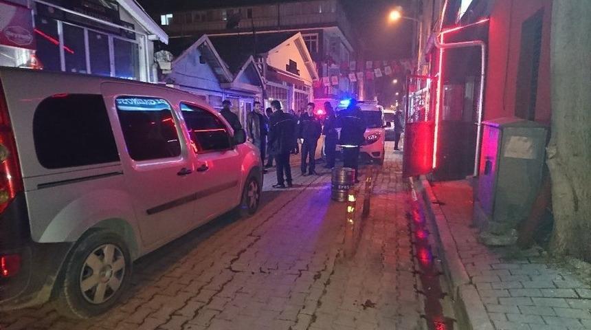 Eğlence Merkezi &Ouml;n&uuml;nde Silahlı Kavga: 2 Yaralı