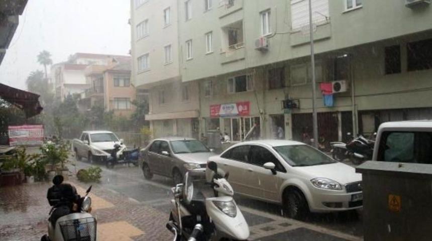 Marmaris'te 4 saatte metrekareye 80 kilo yağmur