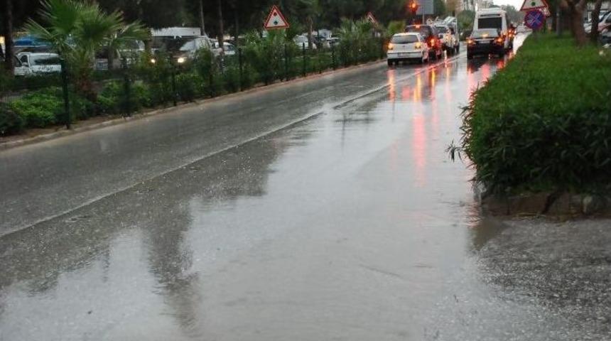 Didim&rsquo;de Şiddetli Yağış Hayatı Olumsuz Etkiledi