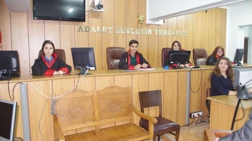 &Ouml;ğrencilerden Temsili Mahkeme