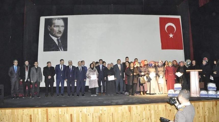 G&uuml;r&uuml;n&rsquo;de Badem Yetiştiriciliği Kursiyerlerine Sertifikaları Verildi