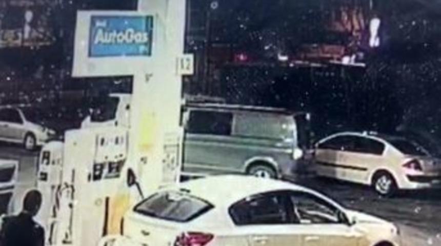 (&ouml;zel) G&uuml;venli Diye Park Ettiği Yerden 35 Bin Değerindeki Halıları &Ccedil;alındı