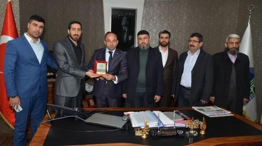 Başkan Üzülmez, Ziyaretçilerini Makamında Ağırladı