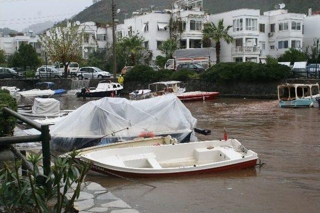 Marmaris’te Kuvvetli Yağış Hayatı Olumsuz Etkiledi