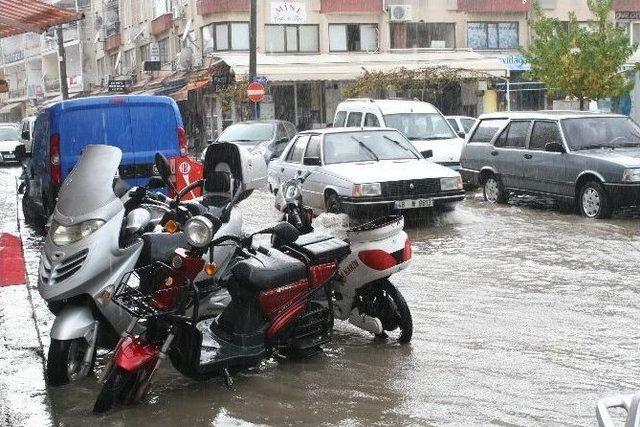 Marmaris’te Kuvvetli Yağış Hayatı Olumsuz Etkiledi