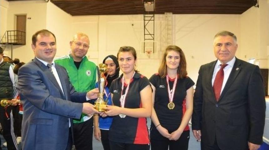 Masa Tenisi Şampiyonları &Ouml;d&uuml;llendirildi