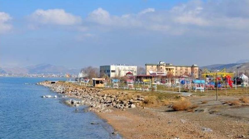 Edremit'te park i&ccedil;indeki 8 işletme m&uuml;h&uuml;rlendi