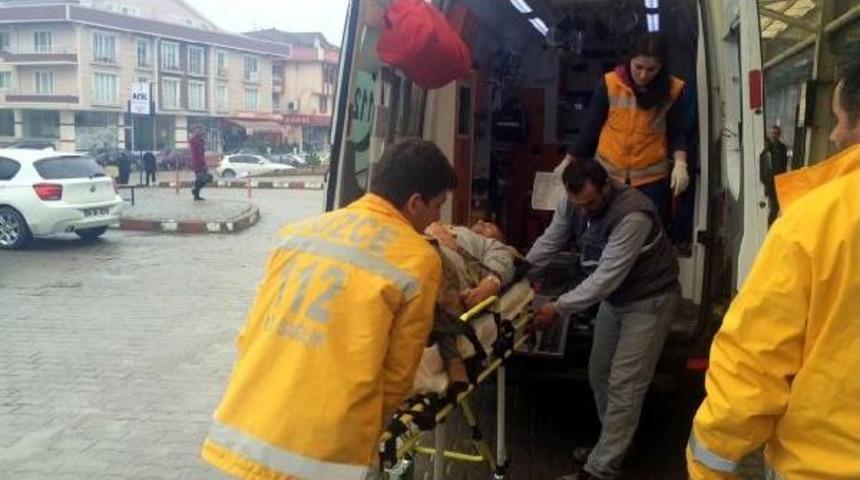 İnşaatta d&uuml;şen iş&ccedil;inin ayağına demir saplandı