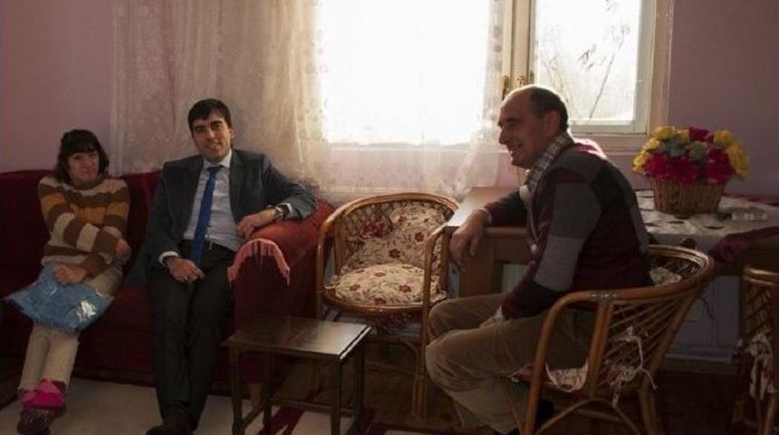 Arpa&ccedil;ay Kaymakamı Engellileri Evlerinde Ziyaret Etti