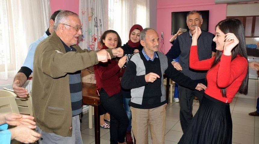 Yaşlılara Mutluluk Oldular