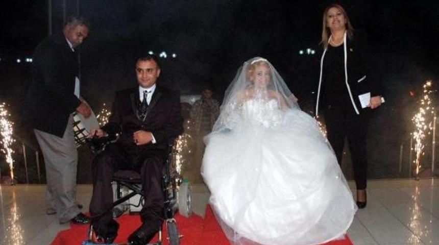 Engelli aşıklar, 'd&uuml;nya engelliler g&uuml;n&uuml;'nde evlendi