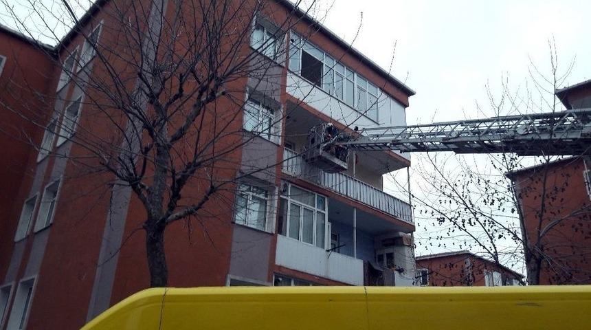 Esenyurt’ta Film Sahnesi Gibi Yangından Kurtarma Operasyonu