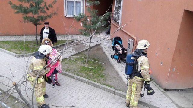 Esenyurt’ta Film Sahnesi Gibi Yangından Kurtarma Operasyonu