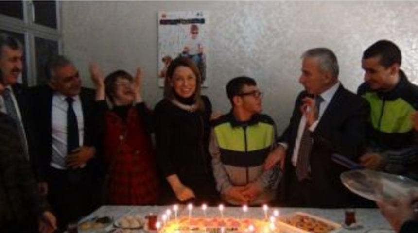 Vali Kam&ccedil;ı Ve &Ccedil;alık&rsquo;dan Engellilere Ziyaret