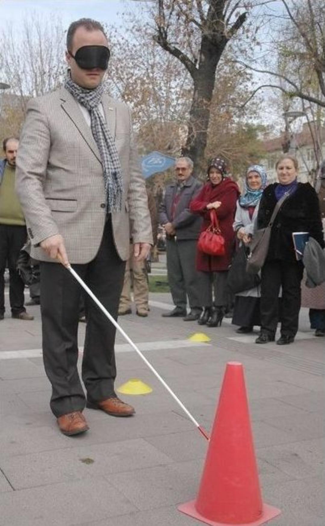 Uşak&rsquo;ta Engelsizler 5 Dakika Engelli Oldu