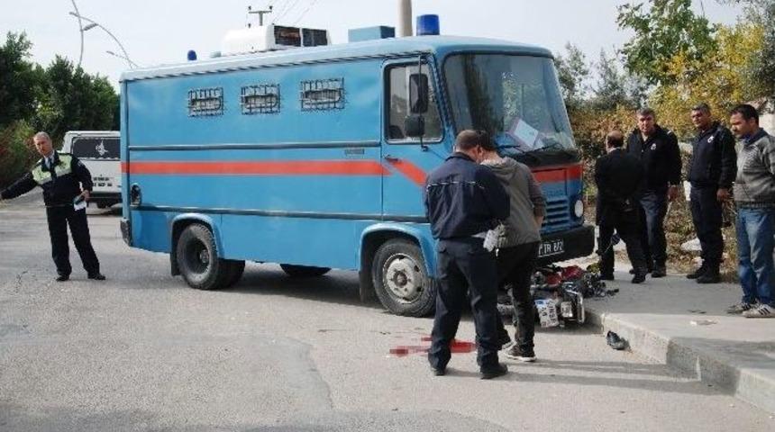 Cezaevi Aracına &Ccedil;arpan Motosikletli Ağır Yaralandı