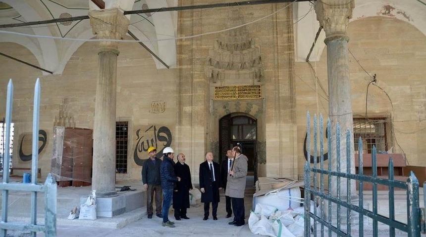 Vali Ceylan Restorasyonu Devam R&uuml;stem Paşa Camisini İnceledi