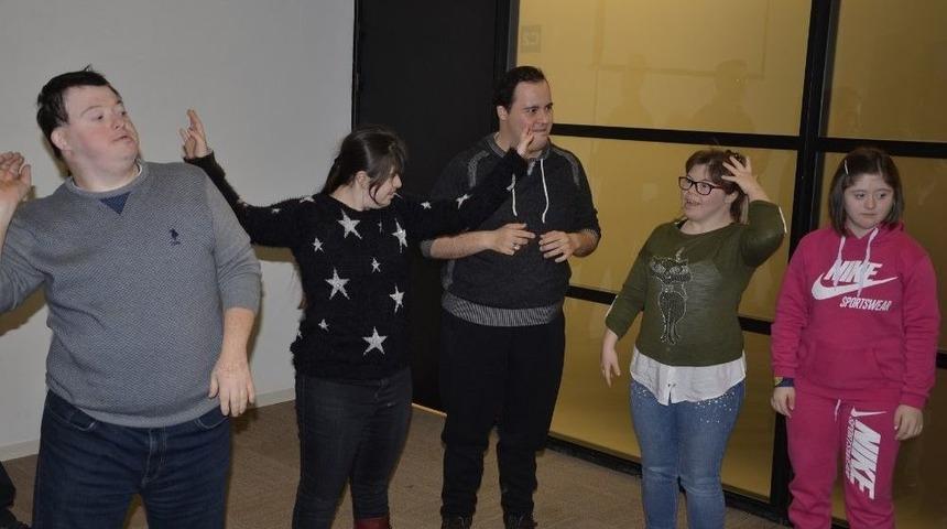 Hayata Sanatla Tutunuyorlar