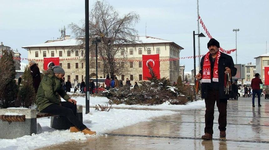 Seyyar Satıcı Bir G&uuml;nl&uuml;k Kazancını Mehmet&ccedil;ik Vakfı&rsquo;na Bağışladı