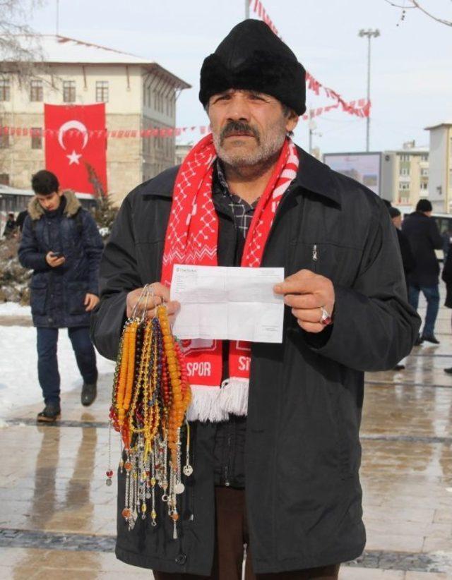 Seyyar Satıcı Bir Günlük Kazancını Mehmetçik Vakfı’na Bağışladı