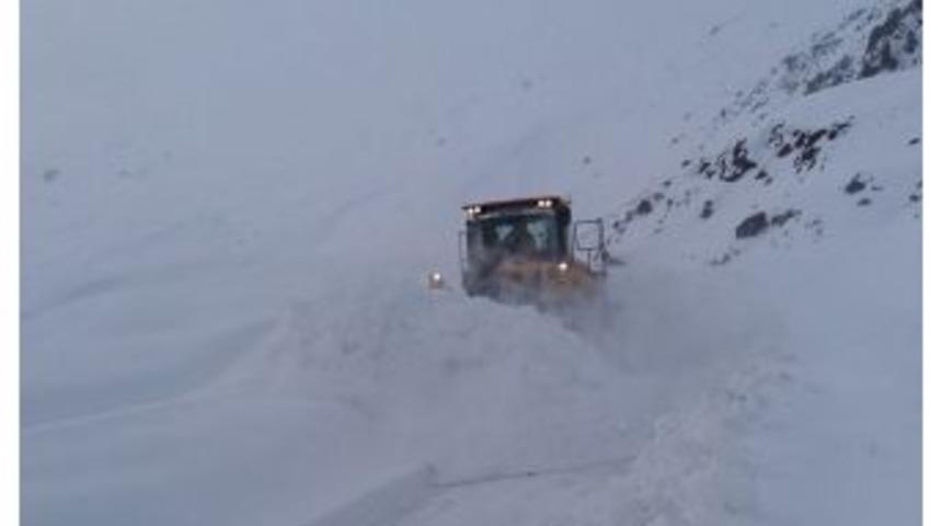 Hakkari&rsquo;de 6 K&ouml;y, 26 Mezra Yolu Kapandı