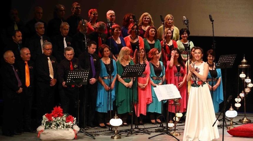 Sanat&ccedil;ının Sahne Kost&uuml;m&uuml;, &Uuml;retici Kadınlardan