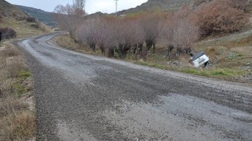 Aracını Mıcıra Kaptıran S&uuml;r&uuml;c&uuml; Kaza Yaptı: 2 Yaralı