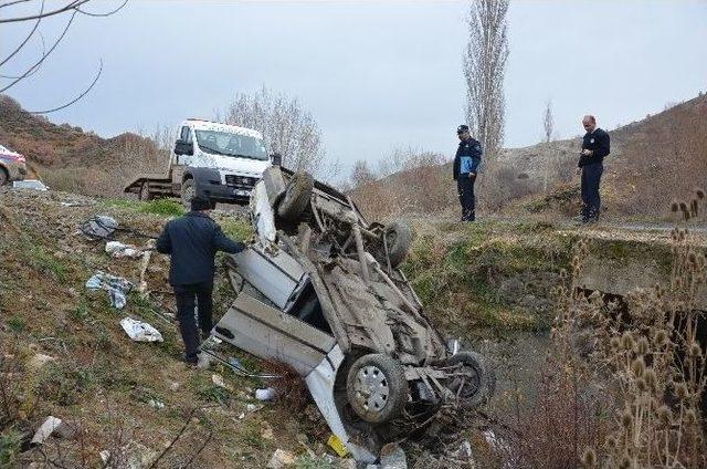 Aracını Mıcıra Kaptıran Sürücü Kaza Yaptı: 2 Yaralı