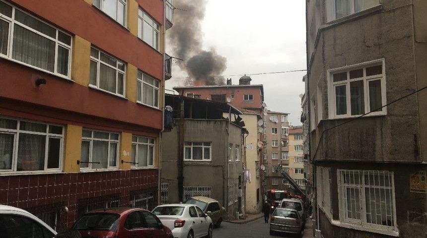 Beyoğlu&rsquo;nda Bir Binanın &Ccedil;atısı Alev Alev Yandı
