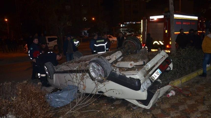 Otomobil Ağaca &Ccedil;arparak Ters D&ouml;nd&uuml;