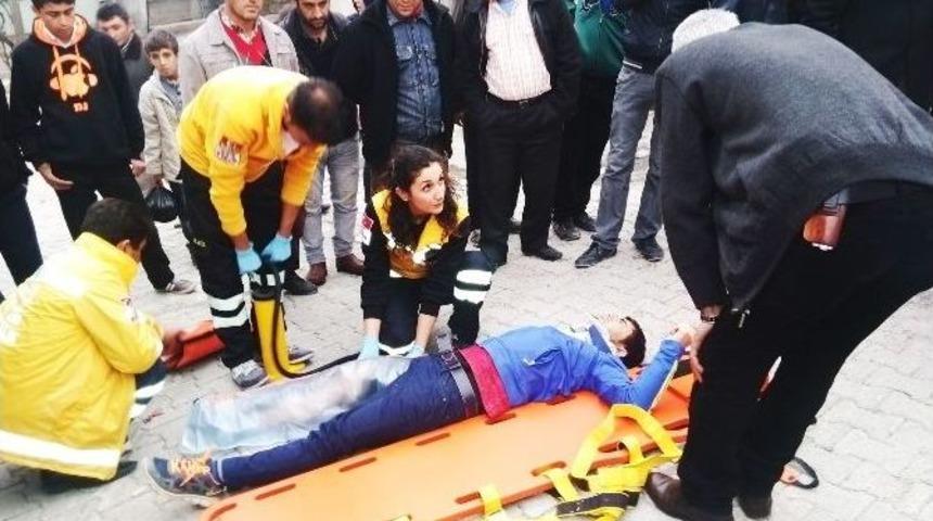 Motosiklet Park Halindeki Trakt&ouml;re &Ccedil;arptı: 1 Yaralı