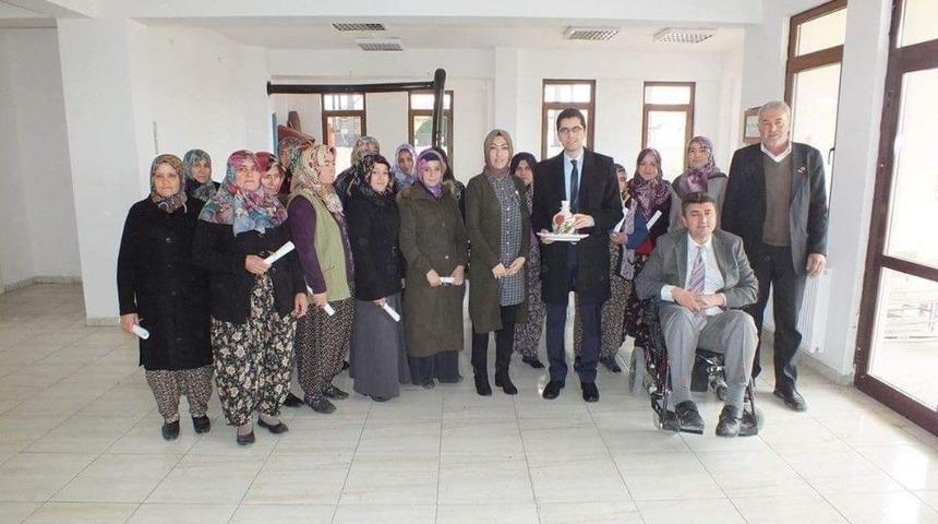 &Ccedil;ini Sanatını &Ouml;ğrenen Kursiyerlere Sertifika