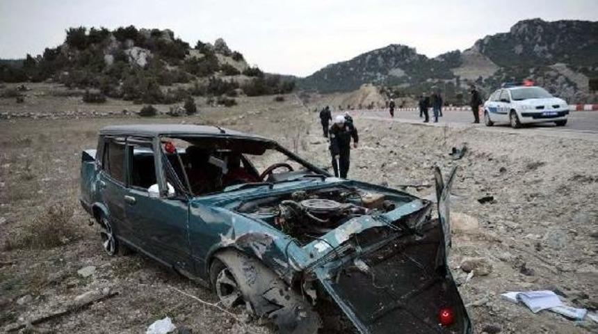 Devrilen otomobildeki 3 kardeş yaralandı