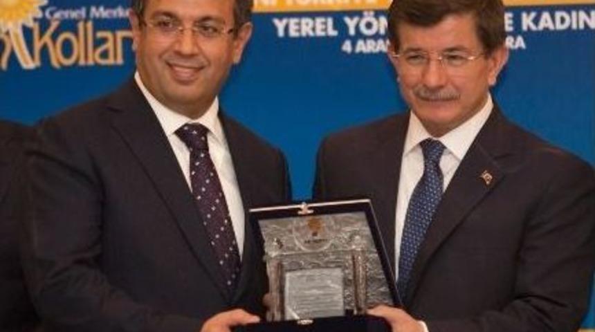 Başbakan Davutoğlu&rsquo;ndan, Başkan Karadeniz&rsquo;e &Ouml;d&uuml;l