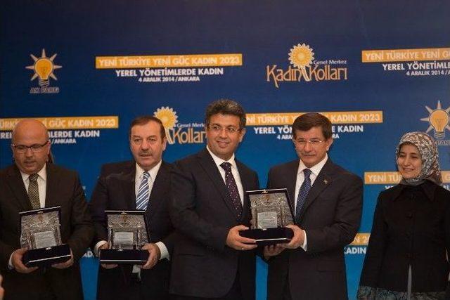 Başbakan Davutoğlu’ndan, Başkan Karadeniz’e Ödül