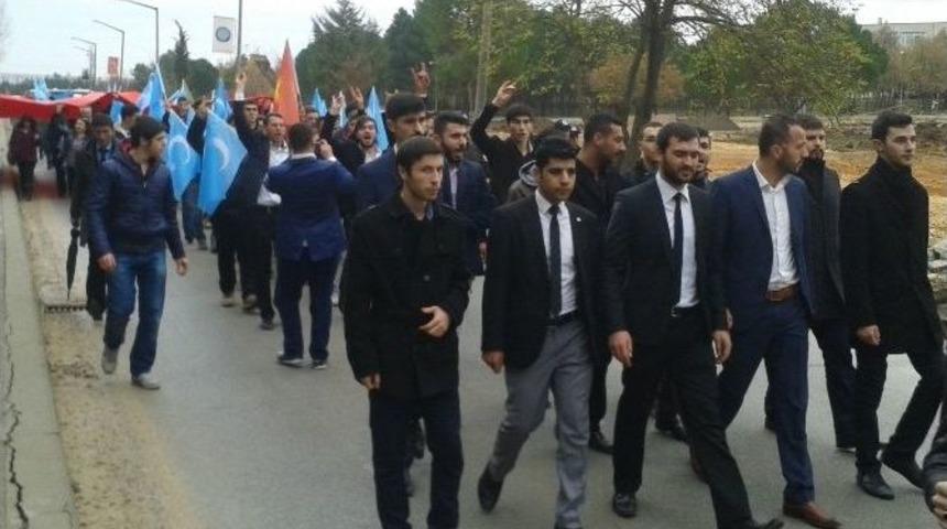 &Uuml;niversitelilerden Uygur T&uuml;rkleri İ&ccedil;in Eylem