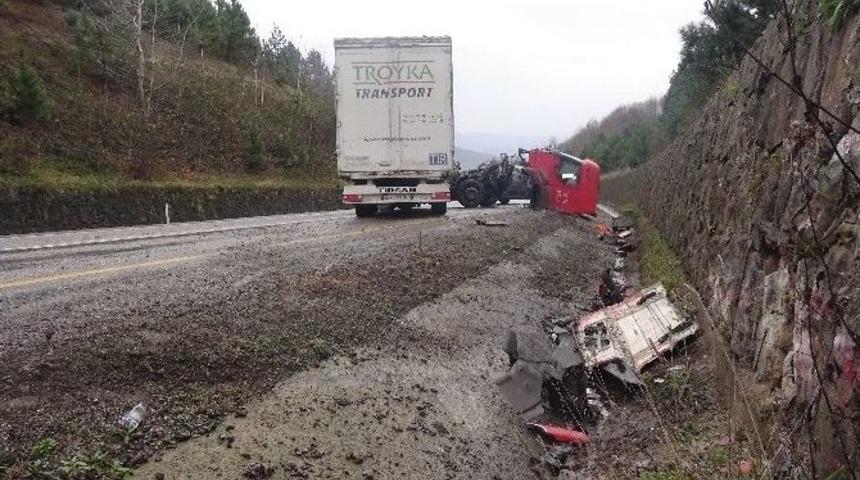 Kontrolden &Ccedil;ıkan Tır İstinat Duvarına &Ccedil;arptı: 1 Yaralı