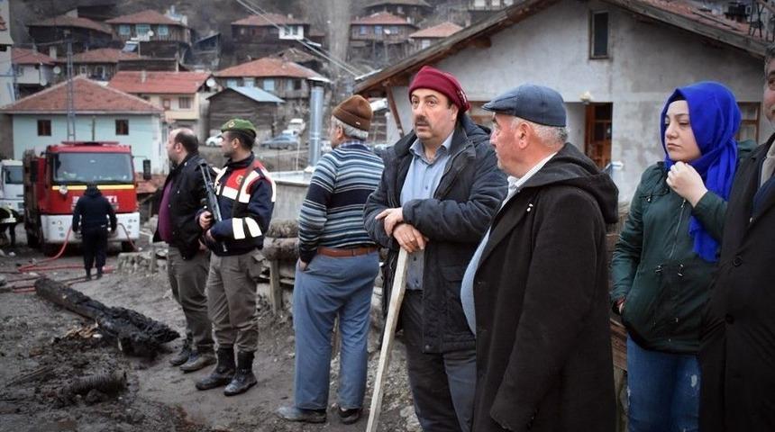 Tosya&rsquo;da 8 Evin Yandığı Yangında Hayatını Kaybeden Yaşlı Kadın Cesedi Enkaz Altında