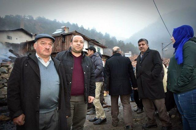 Tosya’da 8 Evin Yandığı Yangında Hayatını Kaybeden Yaşlı Kadın Cesedi Enkaz Altında 1