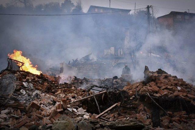 Tosya’da 8 Evin Yandığı Yangında Hayatını Kaybeden Yaşlı Kadın Cesedi Enkaz Altında 2