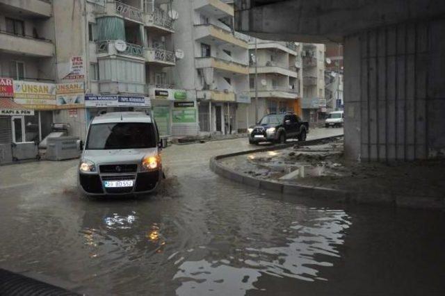 Kuşadası'nda sağanak hayatı olumsuz etkiledi