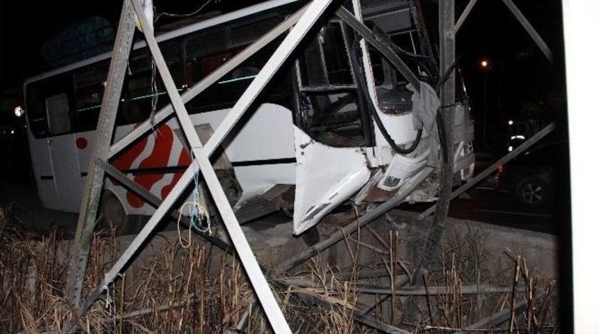 İş&ccedil;ileri Taşıyan Midib&uuml;s Direğe &Ccedil;arptı: 6 Yaralı