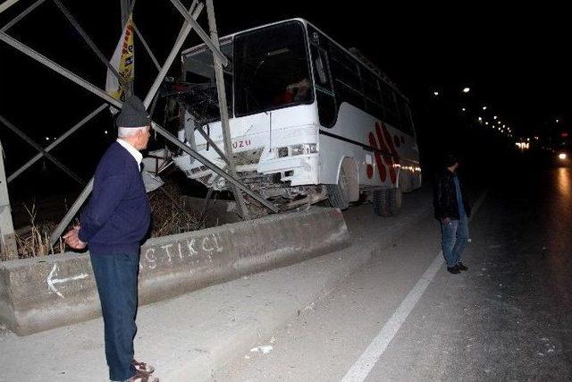 İşçileri Taşıyan Midibüs Direğe Çarptı: 6 Yaralı