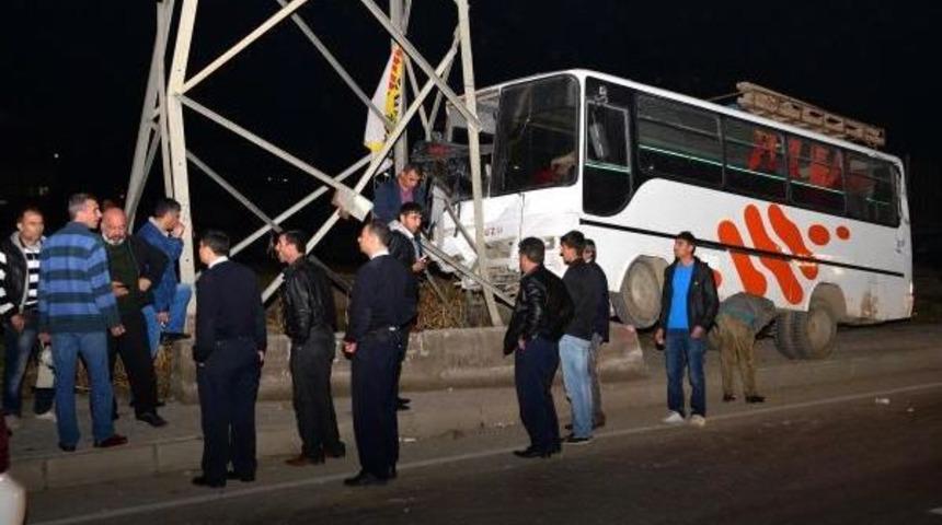 Tarım iş&ccedil;ilerini taşıyan otob&uuml;s elektrik direğine &ccedil;arptı; 6 yaralı