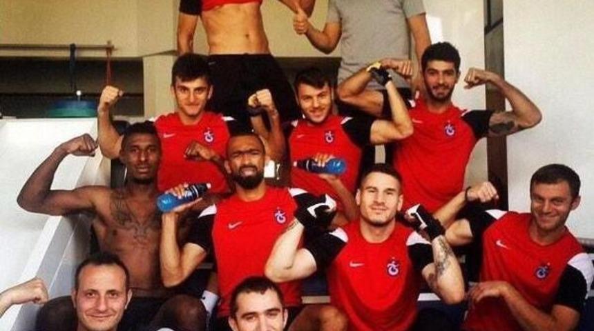 Trabzonsporlu futbolculardan antrenman pozu