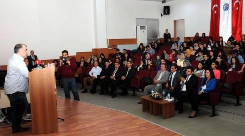 &Uuml;niversitelilere internet gazeteciliğini anlattı