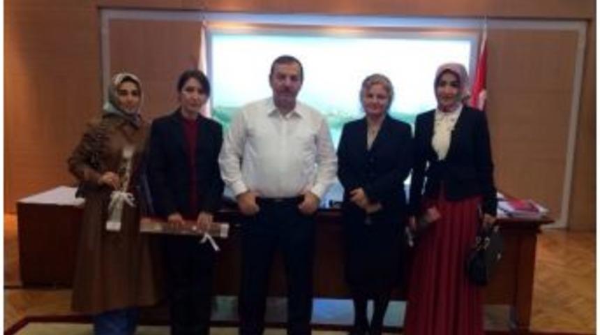 Başkan Kadıoğlu Kadın Meclis &Uuml;yelerinden G&uuml;l Takdim Etti