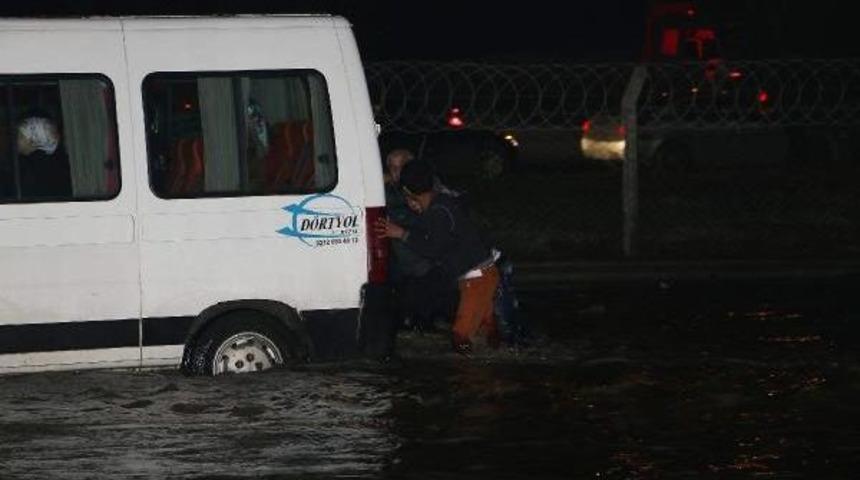 Kanalizasyon borusu patladı, yol nehre d&ouml;nd&uuml;