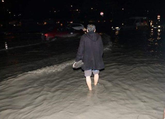 Kanalizasyon borusu patladı, yol nehre d&ouml;nd&uuml; 1