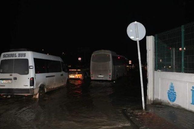 Kanalizasyon borusu patladı, yol nehre d&ouml;nd&uuml; 2
